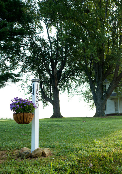 DIY farmhouse address post - Hello Farmhouse